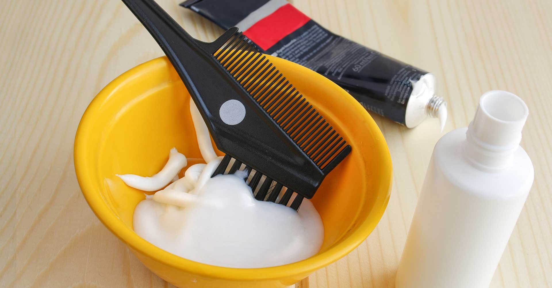 Produtos Para Cabelo Em Recipiente Amarelo